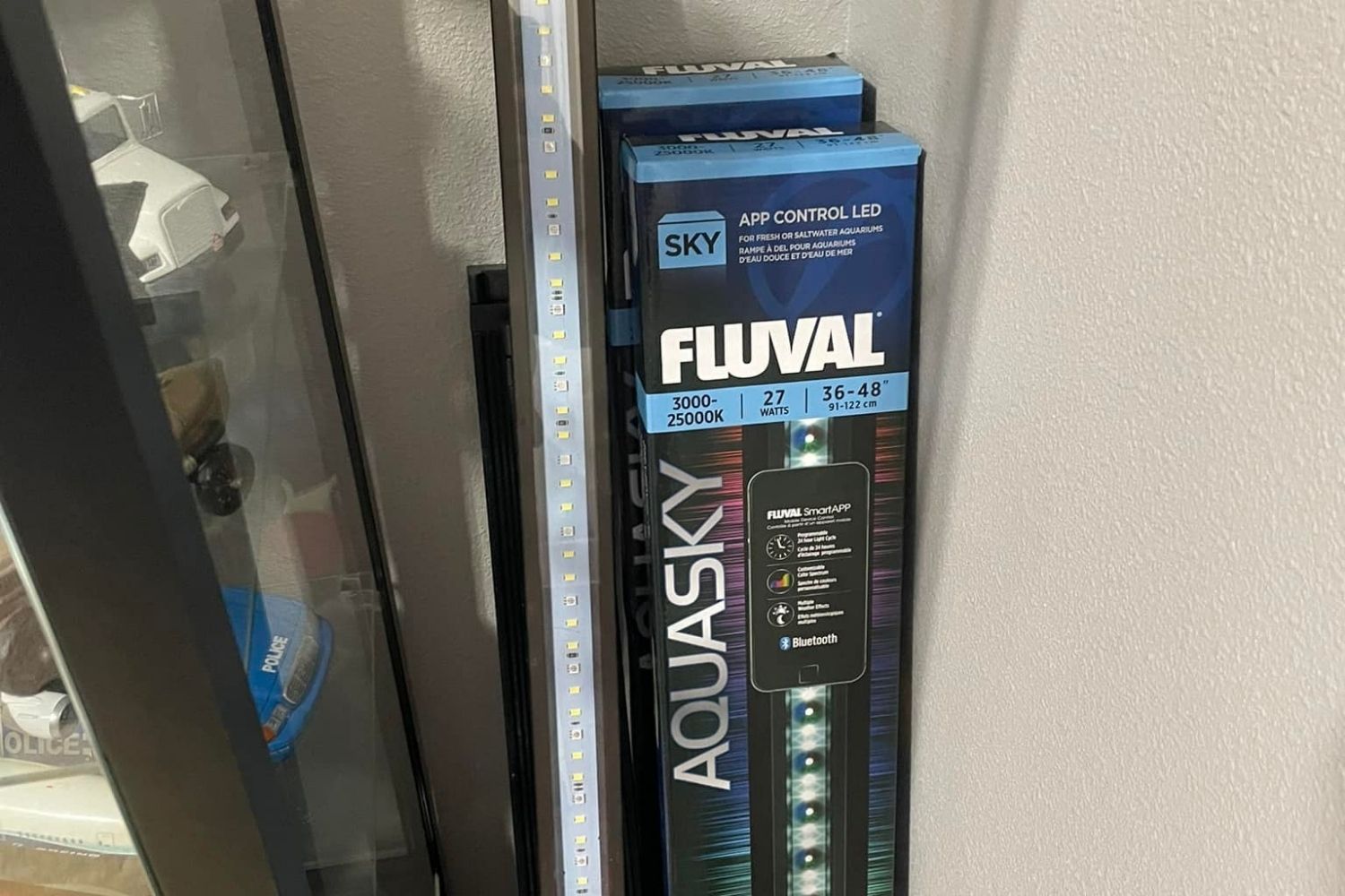 Fluval aquasky 2.0 Aquairum LED  Light Review Box